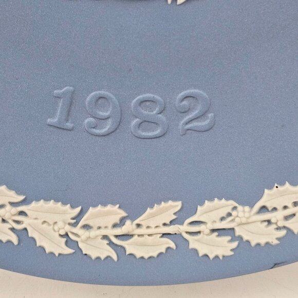 Vintage Wedgwood Collector Plate Lambeth Place Christmas Blue Jasperware 1982 - Picture 3 of 9